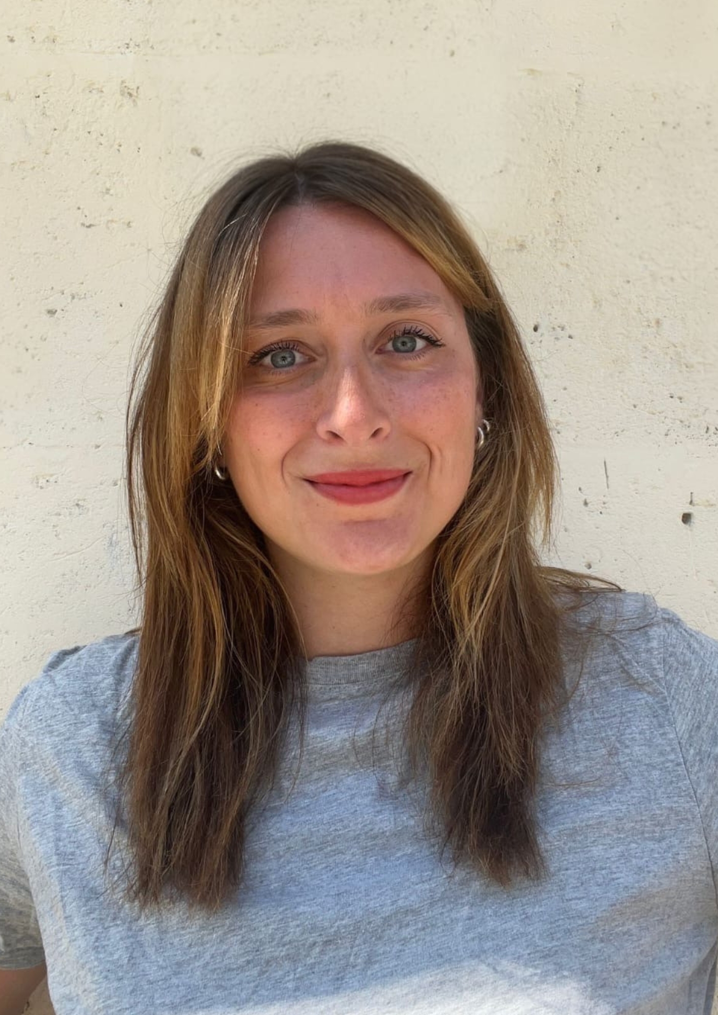 Maman portant son enfant en écharpe – accompagnement parental et portage à Bordeaux